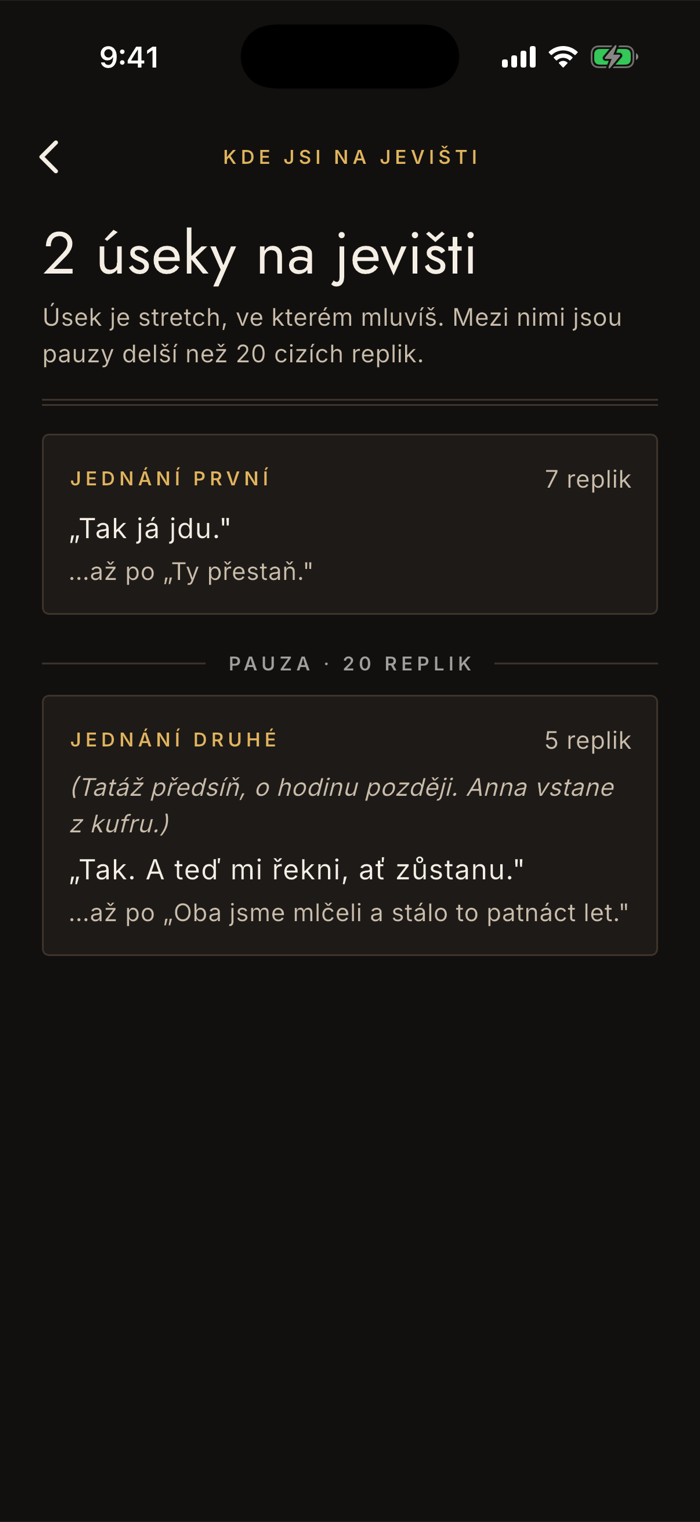 Obrazovka Kde jsi na jevišti: počet úseků, karty jednotlivých úseků s první a poslední replikou a pruhy s délkou pauzy mezi nimi.