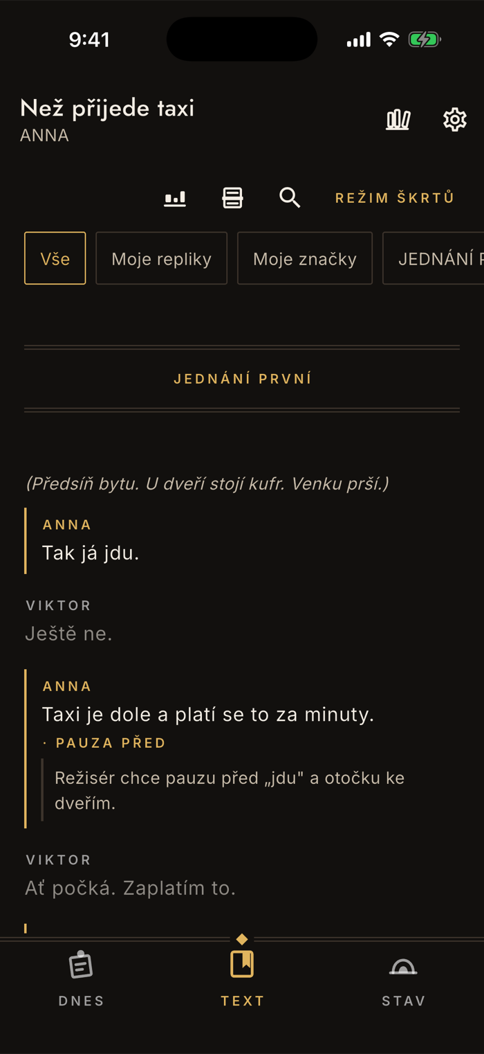 Čtečka scénáře v appce Nazkoušeno: vlastní repliky s mosaznou linkou vlevo a zlatým jménem, cizí repliky ztlumené, nad textem pás filtrů.