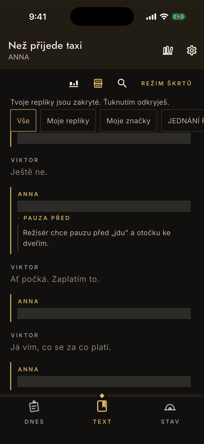Čtečka se zapnutým zatemněním: vlastní repliky jsou zakryté šedým pruhem, jména postav a cizí repliky zůstávají čitelné.