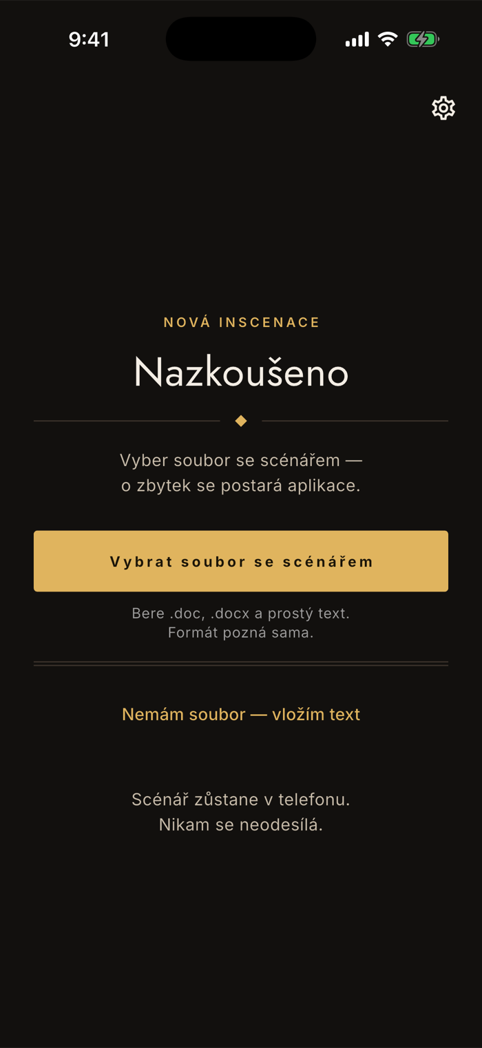 Úvodní obrazovka appky Nazkoušeno s hlavním tlačítkem Vybrat soubor se scénářem a poznámkou, že appka bere .doc, .docx a prostý text.