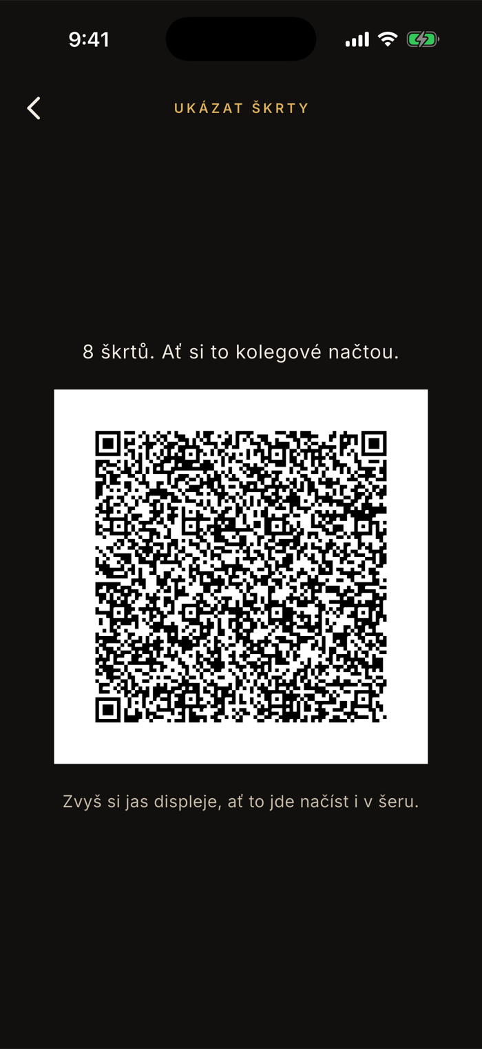 Obrazovka Ukázat škrty s QR kódem na bílém podkladu, hlášením 8 škrtů a radou zvýšit si jas displeje.