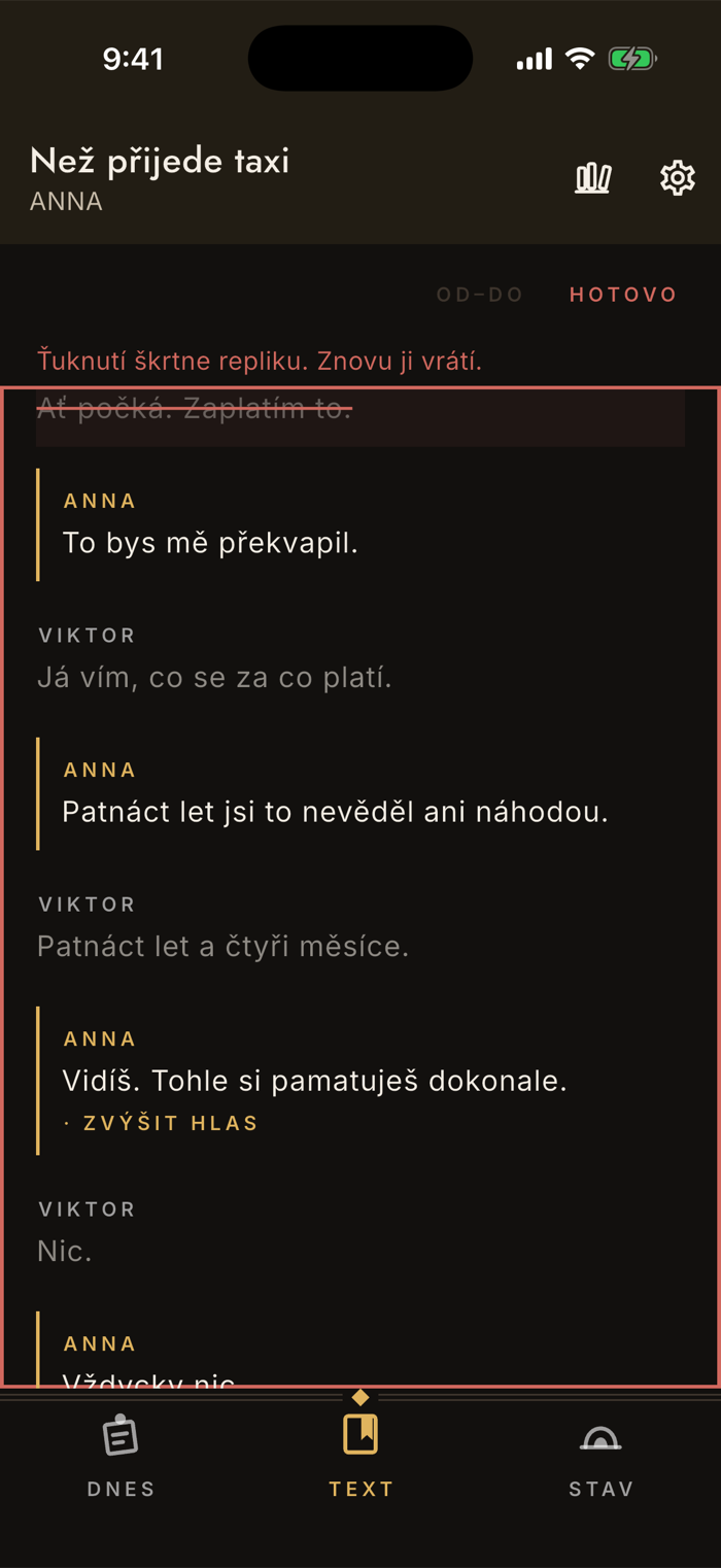 Čtečka v režimu škrtů: karmínový rám kolem textu, škrtnutá replika přeškrtnutá a ztlumená, nad textem věta Ťuknutí škrtne repliku.